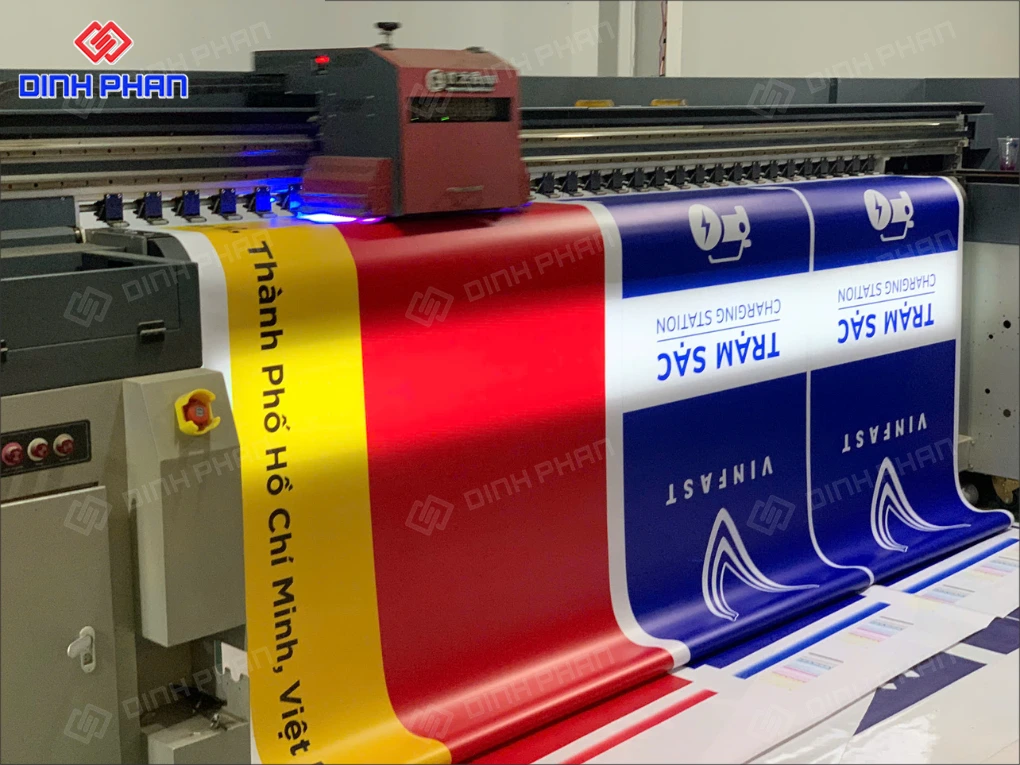 Dịch vụ in uv Đắk Lắk - Giải Pháp In Ấn Hiện Đại, Chất Lượng Cao In UV cuộn trạm sạc Vinfast