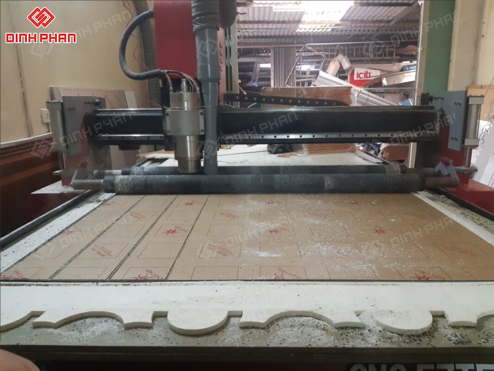 Cắt mica BMT theo yêu cầu giá rẻ Cắt mica bmt