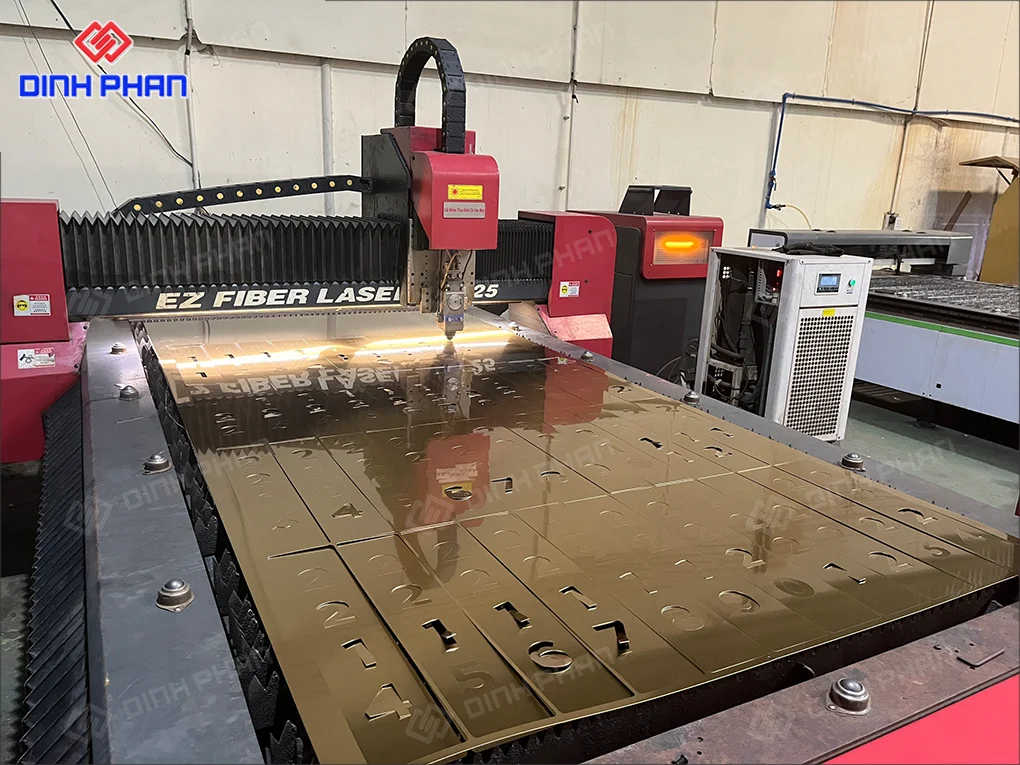 Cắt mica BMT theo yêu cầu giá rẻ Cắt mica bmt