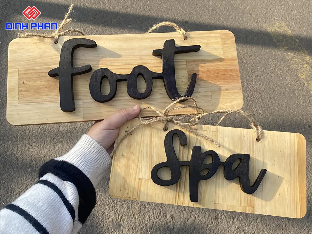 Làm bảng hiệu gỗ BMT theo yêu cầu, giá rẻ & chất lượng Làm bảng hiệu gỗ BMT