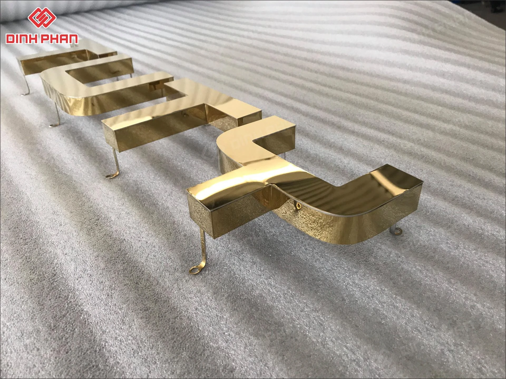 Gia công chữ inox vàng gương BMT giá rẻ, theo yêu cầu Chữ inox vàng gương bmt