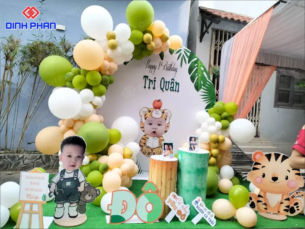 Làm bảng hiệu cho em bé đầy tháng BMT giá rẻ, theo yêu cầu Làm bảng hiệu cho em bé đầy tháng bmt