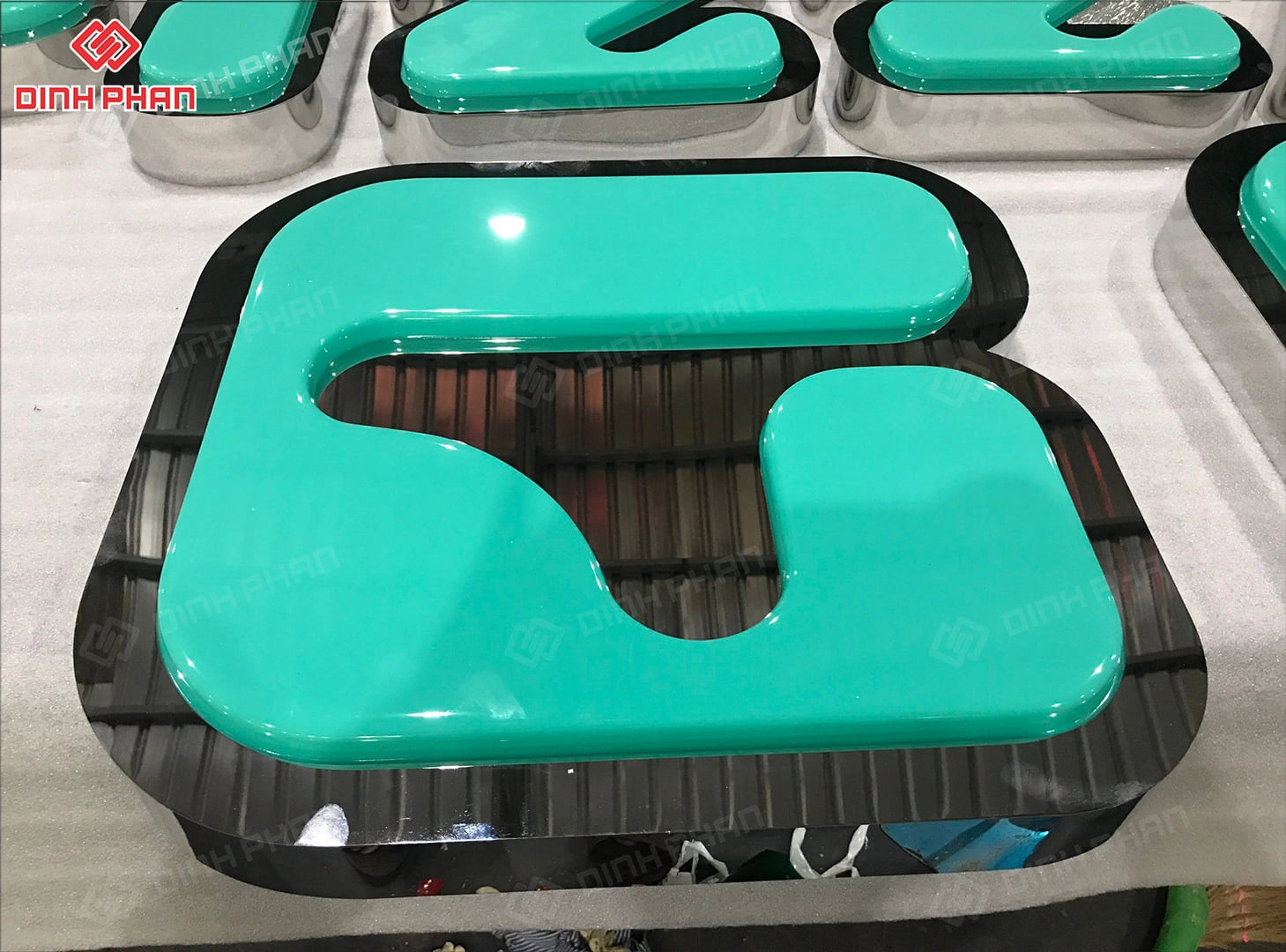 Làm chữ nổi mica đắk lắk