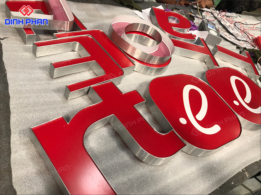 Chữ nhôm mặt mica và in uv
