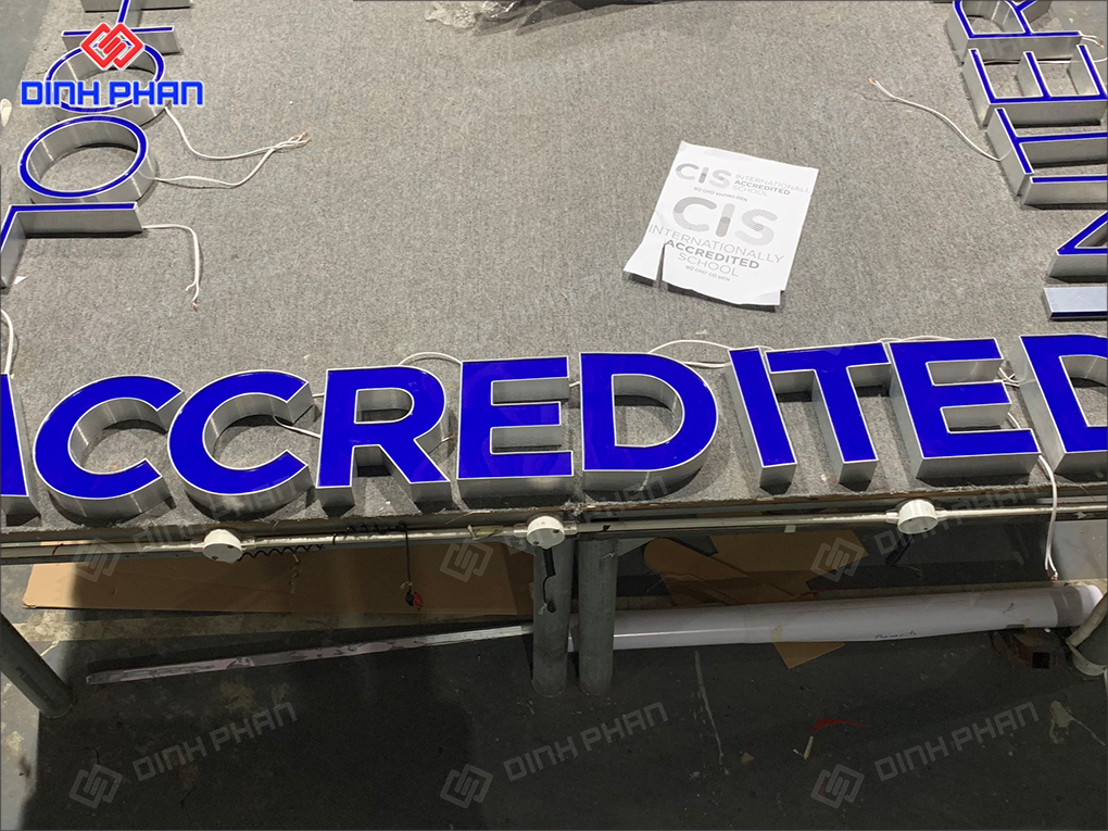 Bảng hiệu trong văn phòng