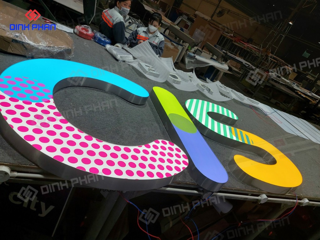 Bảng hiệu chữ nhôm mặt mica in uv sáng đèn